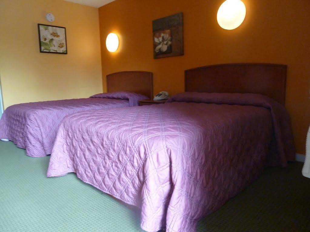 Lakeland Inn - Bohemia ภายนอก รูปภาพ