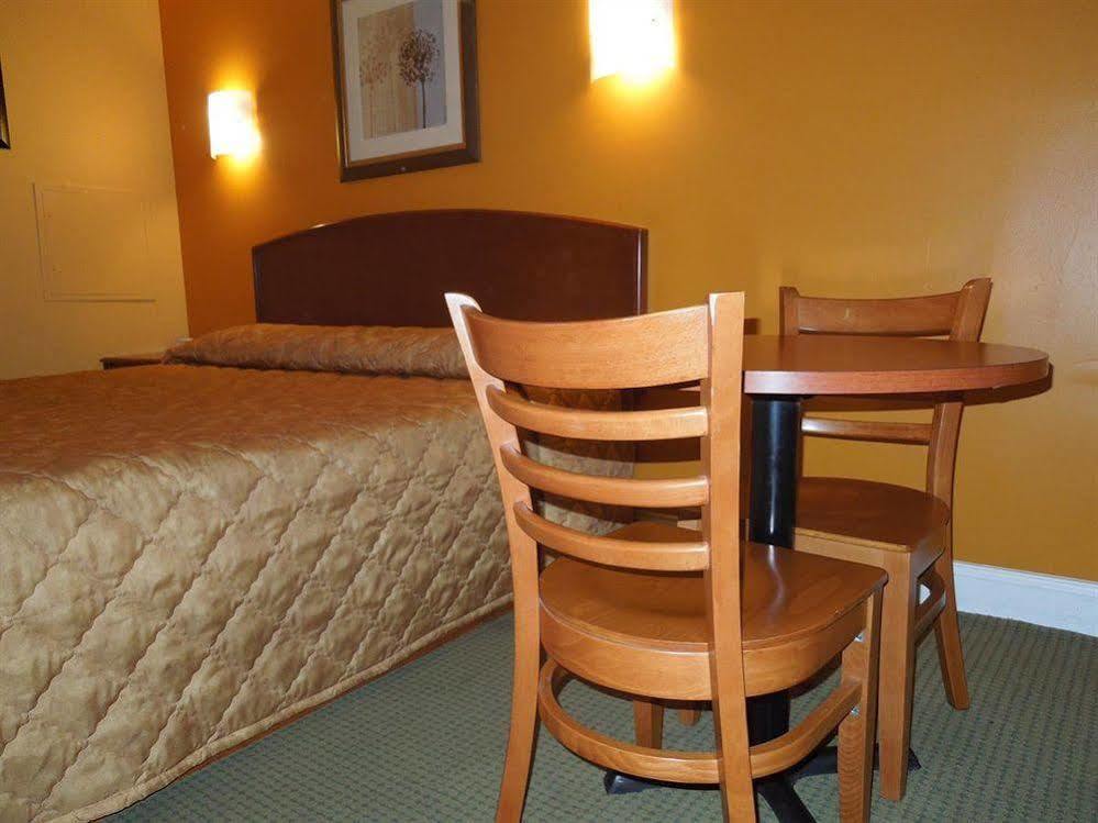 Lakeland Inn - Bohemia ภายนอก รูปภาพ